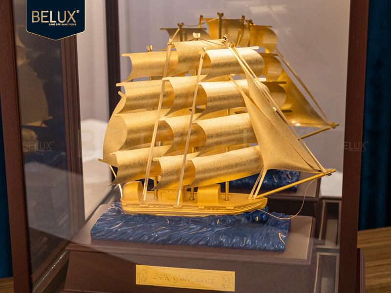 Mô hình thuyền buồm dát vàng 24k&nbsp;28x18x35cm M11